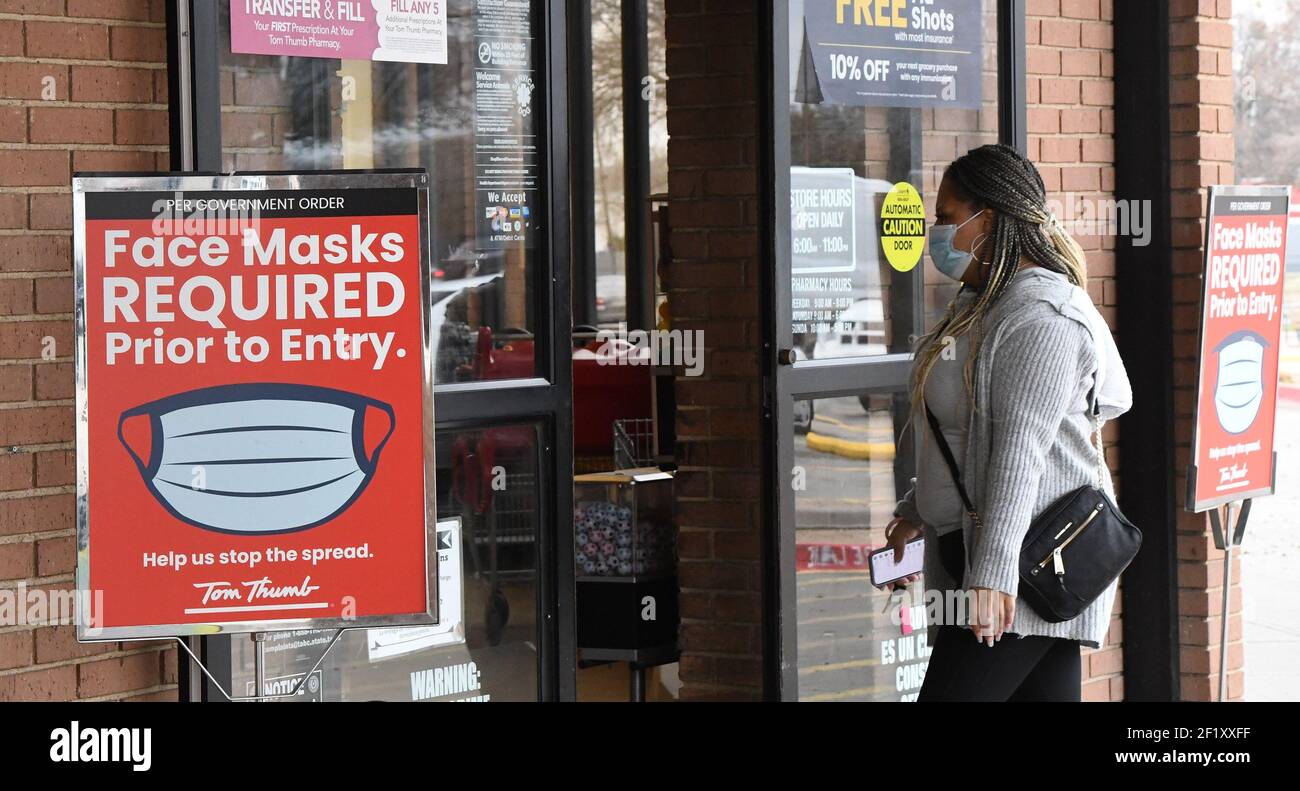 Dallas, Usa. März 2021, 09th. Ein Maskenmandat bleibt bestehen, wenn Käufer am Dienstag, den 9. März 2021, in Plano, Texas, ein Geschäft betreten. Texas Gov. Greg Abbott hat die landesweite Maskenbestellung vollständig aufgehoben und ermöglicht es Unternehmen, ihre Geschäfte mit voller Kapazität zum 10. März 2021 wieder zu eröffnen. Unternehmen und Unternehmen müssen dann entscheiden, ob sie Kunden zum Tragen von Masken verpflichten möchten oder nicht. Kredit: UPI/Alamy Live Nachrichten Stockfoto