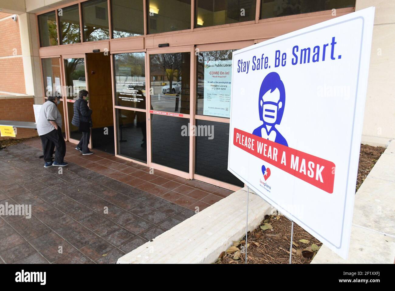 Dallas, Usa. März 2021, 09th. Besucher tragen Masken in einer öffentlichen Bibliothek in Plano, Texas am Dienstag, 9. März 2021. Texas Gov. Greg Abbott hat die landesweite Maskenbestellung vollständig aufgehoben und ermöglicht es Unternehmen, ihre Geschäfte mit voller Kapazität zum 10. März 2021 wieder zu eröffnen. Unternehmen und Unternehmen müssen dann entscheiden, ob sie Kunden zum Tragen von Masken verpflichten möchten oder nicht. Foto von Ian Halperin/UPI Kredit: UPI/Alamy Live Nachrichten Stockfoto
