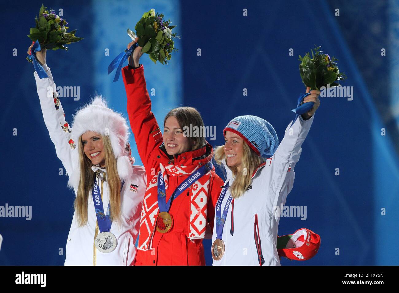 Biathlon Frauen Messe Start Podium, Gabriela Soukalova aus Tschechien ist Silbermedaille, Darya Domracheva aus Weißrussland ist Goldmedaille und Tiril Eckhoff aus Norwegen ist Bronzemedaille, auf dem Platz Medaillen während der XXII Olympischen Winterspiele Sotchi 2014, Tag 11, am 18. Februar 2014 in Sotschi, Russland. Fotopool KMSP / DPPI Stockfoto