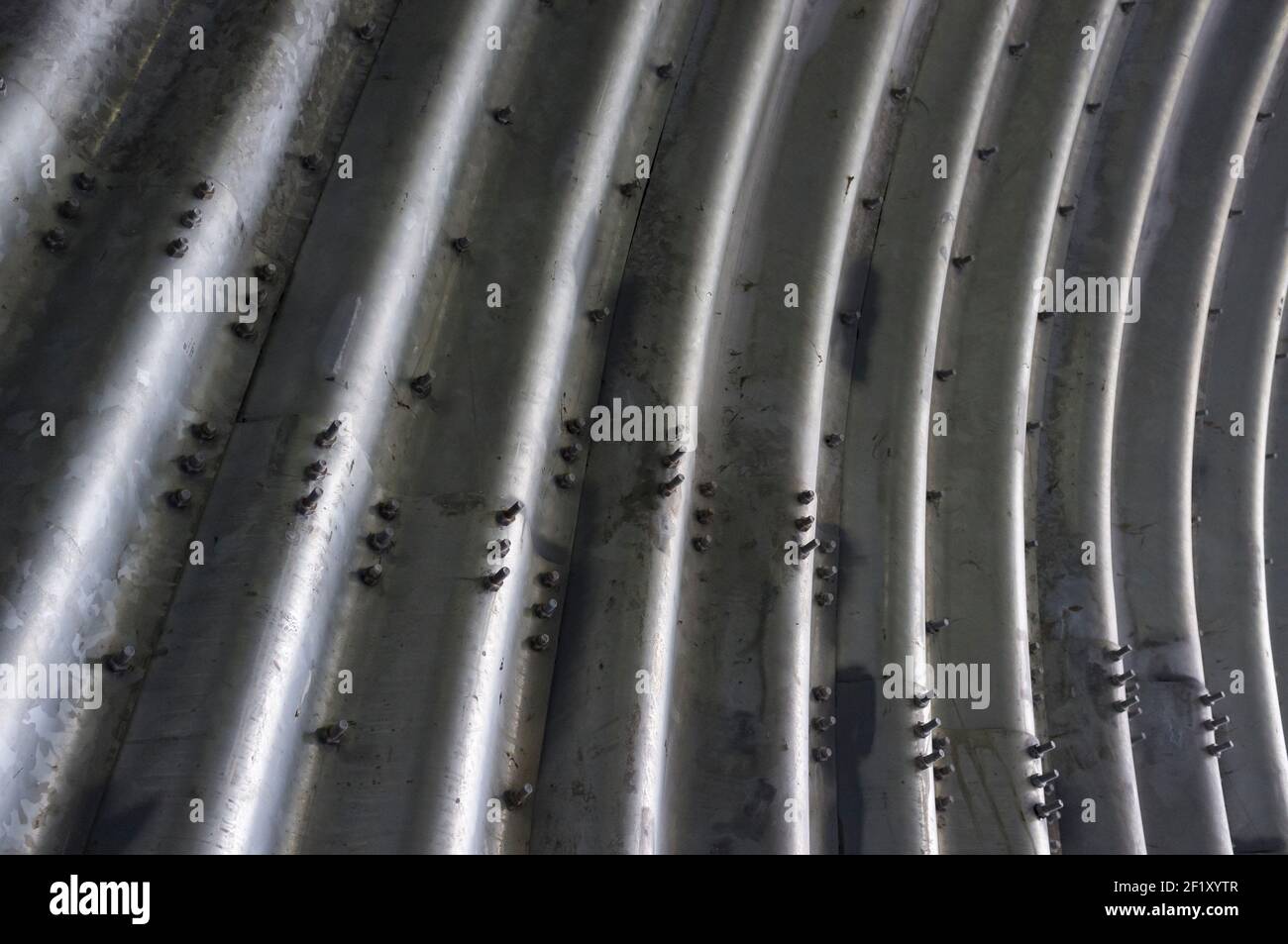 Detail der gewellten Aluminiumhülle des Zugangstunnels am Boundary Dam von Seattle City Light in der Nähe der MetaLine Falls, Washington. Stockfoto