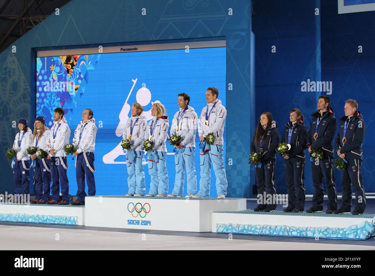 Biathlon Mixed-Staffellauf Podium, Team Tschechische Republik (Veronika Vitkova, Gabriela Soulakova, Jaroslav Soukup, Ondrej Moravec), ist Silbermedaille, Team Norwegen (Tora Berger, Tiril Eckhoff, Ole Einar Bjoerndalen, Emil Hegle Svendsen) ist Goldmedaille und Team Italien (Dorothea Wierer, Karin Oberhofer, Dominik Windish, Lukas Hofer) ist Bronzemedaille auf dem Platz Medaillen während der XXII Olympischen Winterspiele Sotchi 2014, Tag 13, am 20. Februar 2014 in Sotchi, Russland. Fotopool KMSP / DPPI Stockfoto