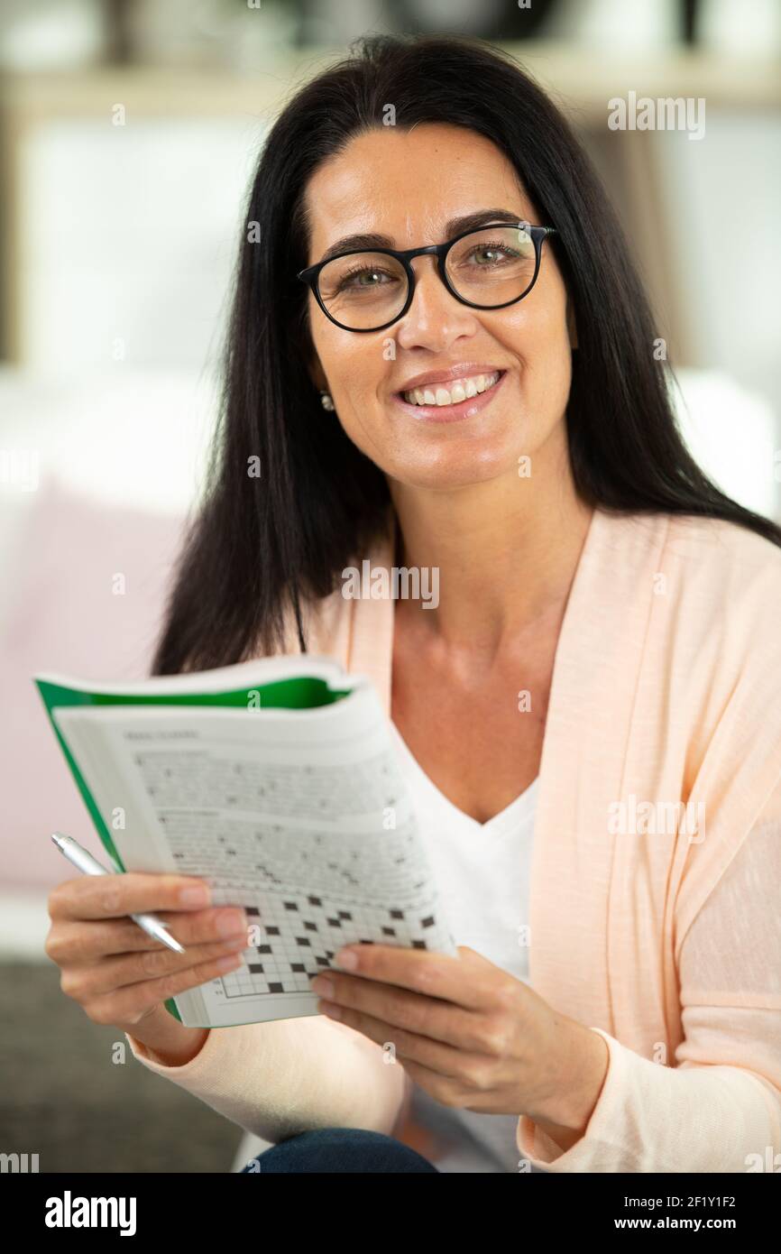 Attraktive Frau mit einem Puzzle-Buch Stockfoto