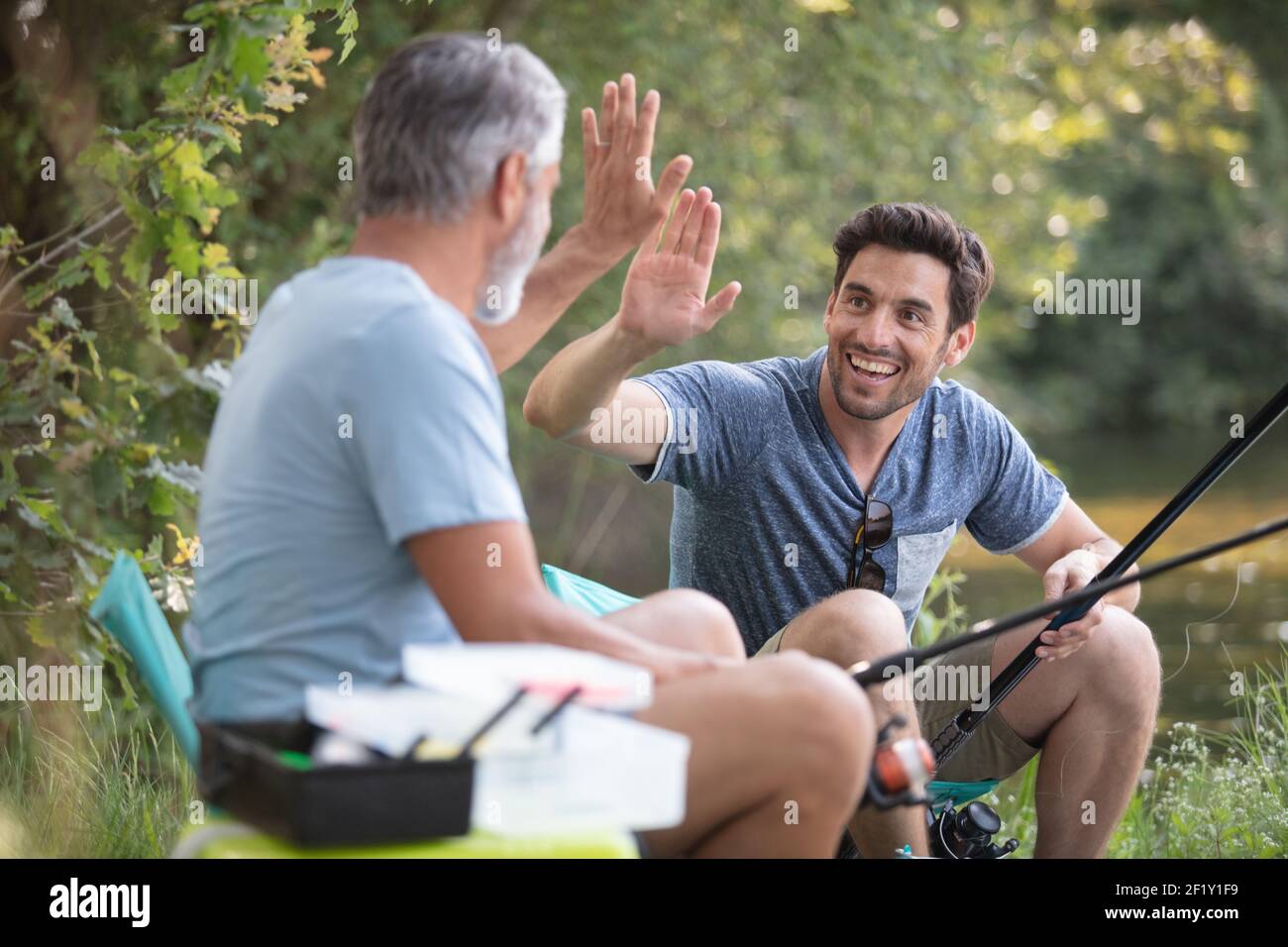 Ältere Freunde geben eine hohe fünf Stockfoto