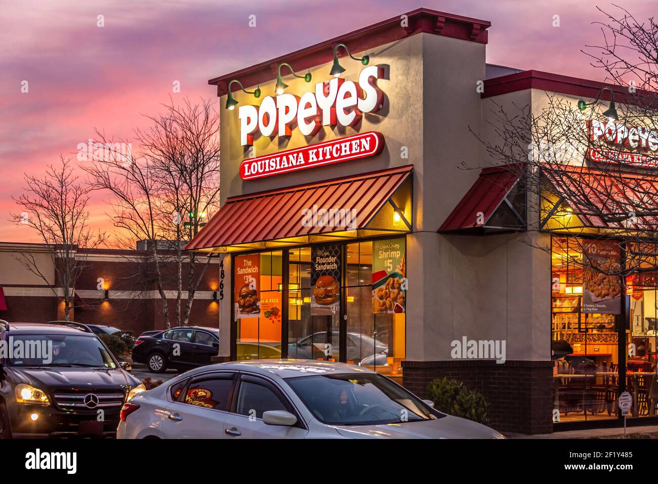 Popeyes Louisiana Kitchen Fast Food Cajun gebratenes Hühnerrestaurant mit Rundum-Drive-Verkehr in Lilburn (Metro Atlanta), Georgia. (USA) Stockfoto