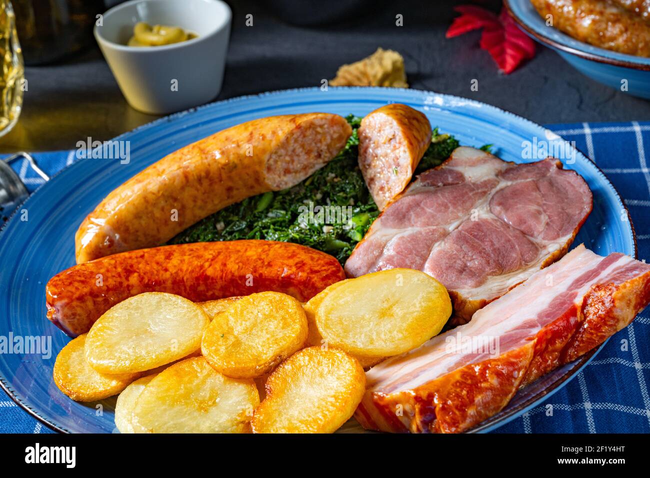 Köstlicher oldenburger Grünkohl mit Pinkelwurst Stockfoto