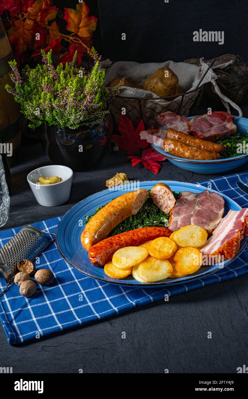 Köstlicher oldenburger Grünkohl mit Pinkelwurst Stockfoto
