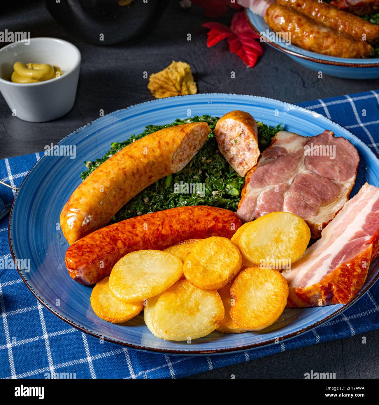 Köstlicher oldenburger Grünkohl mit Pinkelwurst Stockfoto