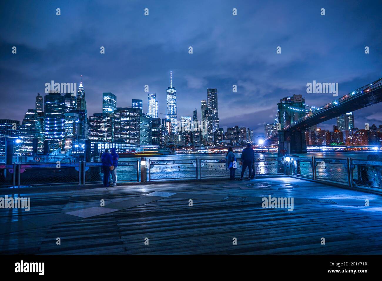 Manhattan und Brooklyn Bridge Nachtansicht und die Menschen Stockfoto