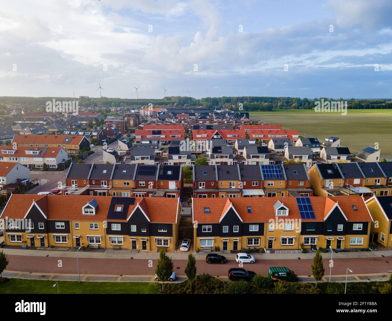 Drone Capture im Lufthaus bietet einen Blick auf das Hausdorf und ist der braune Dachreiter Urk netherlands Flevoland Stockfoto