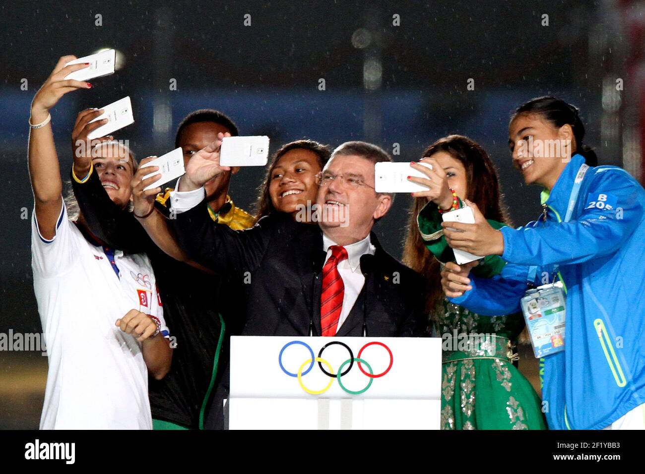 Thomas Bach (GER) Präsident des IOC macht ein Selfie mit jungen Athleten , während der Eröffnungsfeier 2014 der Olympischen Jugendspiele in Nanjing, Ostchina Jiangsu, Tag 1, am 16. August 2014. Foto Eddy Lemaistre / KMSP / DPPI Stockfoto