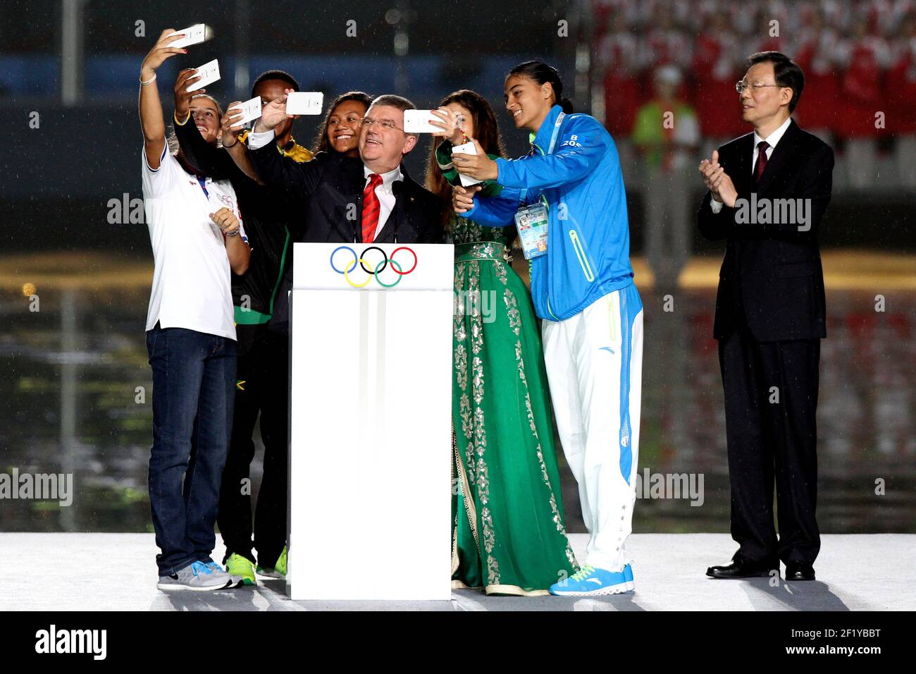 Thomas Bach (GER) Präsident des IOC macht ein Selfie mit Sportlern und NYOGOC Präsident Li Xueyong (CHN) , während der Eröffnungsfeier der 2014 Olympischen Jugendspiele in Nanjing, der ostchinesischen Provinz Jiangsu, Tag 1, am 16. August 2014. Foto Eddy Lemaistre / KMSP / DPPI Stockfoto