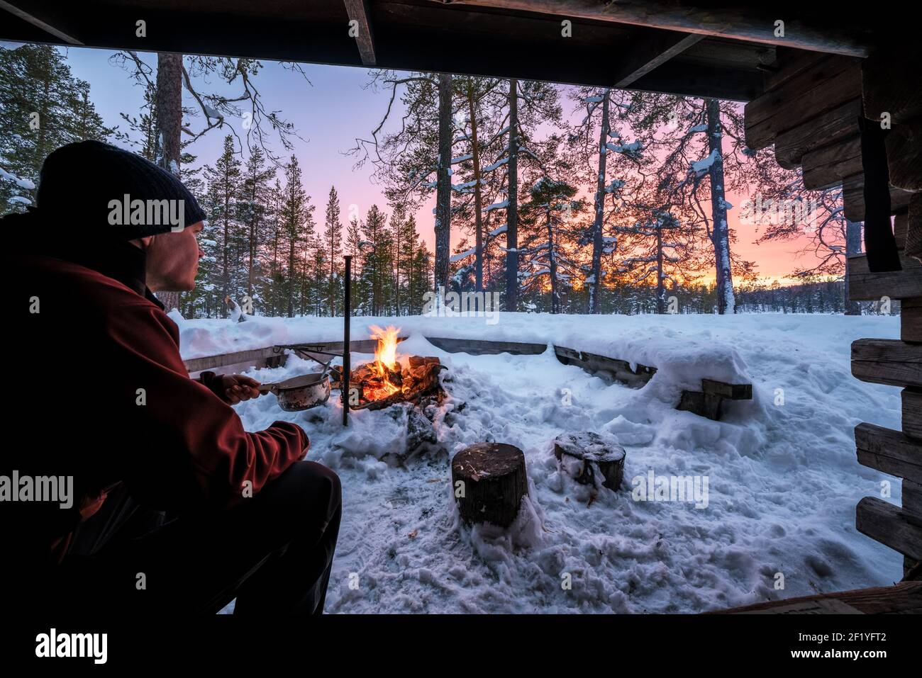 Abend im Salonlampi Lean-to während Skitouren im Urho Kekkonen Nationalpark, Sodankylä, Lappland, Finnland Stockfoto