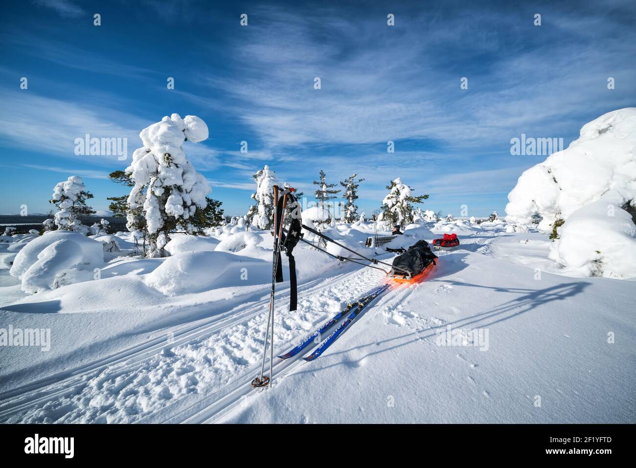 Mit einem Breat beim Skitourengehen im Urho Kekkonen Nationalpark, Sodankylä, Lappland, Finnland Stockfoto