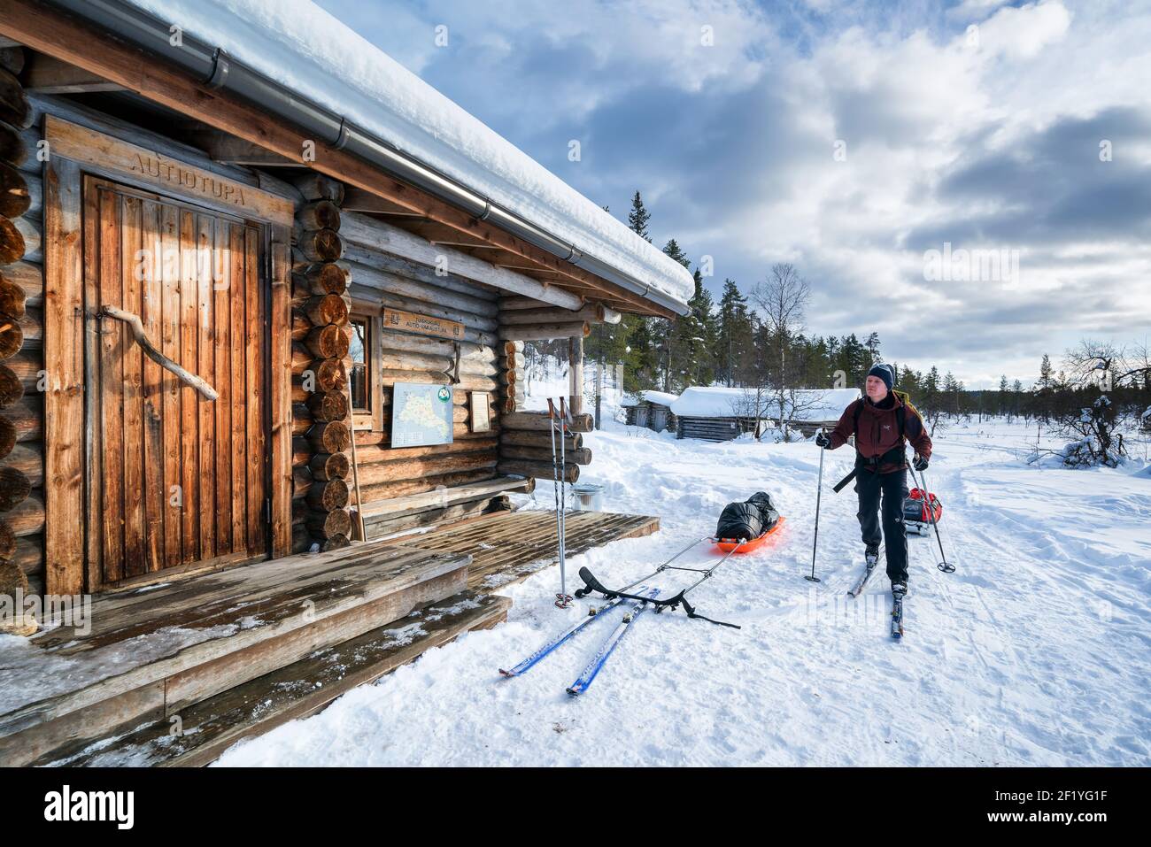Ankunft in Tuiskukuru offene Wildnis Hütte während Skitouren im Urho Kekkonen Nationalpark, Sodankylä, Lappland, Finnland Stockfoto
