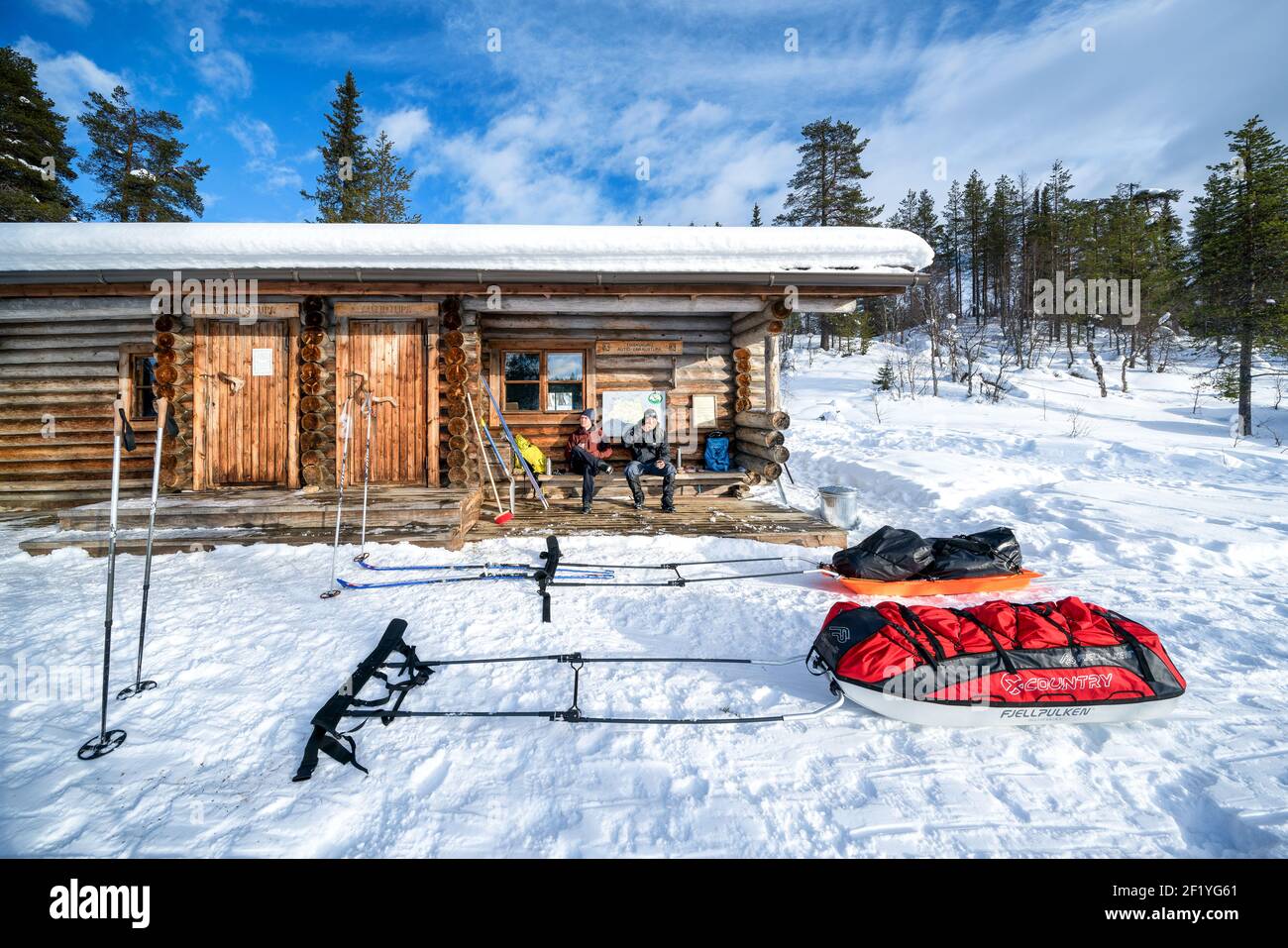 Eine Pause in der Tuiskukuru Open Wildnishütte während einer Skitour im Urho-Kekkonen-Nationalpark, Sodankylä, Lappland, Finnland Stockfoto