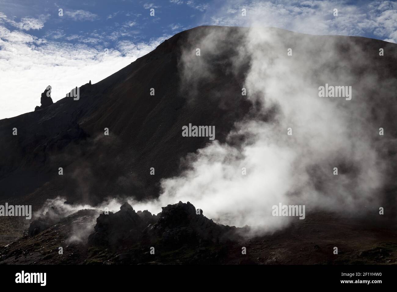 Dampf aus einer heißen Schwefelquelle vor dem Brennisteinsalda Vulkan, Landmannalaugar, Island Stockfoto