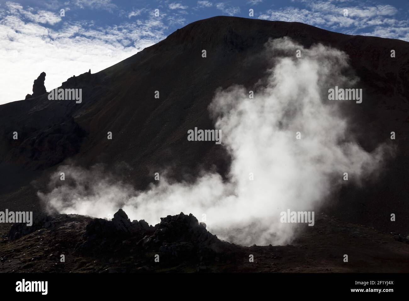 Dampf aus einer heißen Schwefelquelle vor dem Brennisteinsalda Vulkan, Landmannalaugar, Island Stockfoto