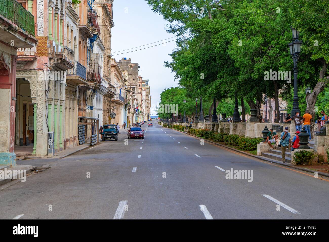 Havanna Kuba. 25. November 2020: Foto von Paseo de Marti Avenue. Kolonialgebäude auf der einen Seite und der Paseo del Prado mit Bäumen auf der anderen. Touris Stockfoto