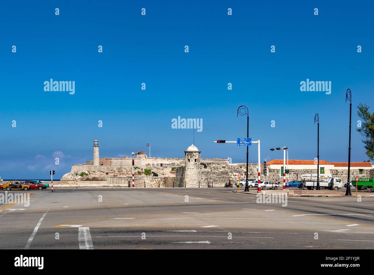 Havanna Kuba. 25. November 2020: Morro de la Habana von Paseo Marti aus gesehen an einem sonnigen Tag mit blauem Himmel. Historischer und touristischer Ort Stockfoto