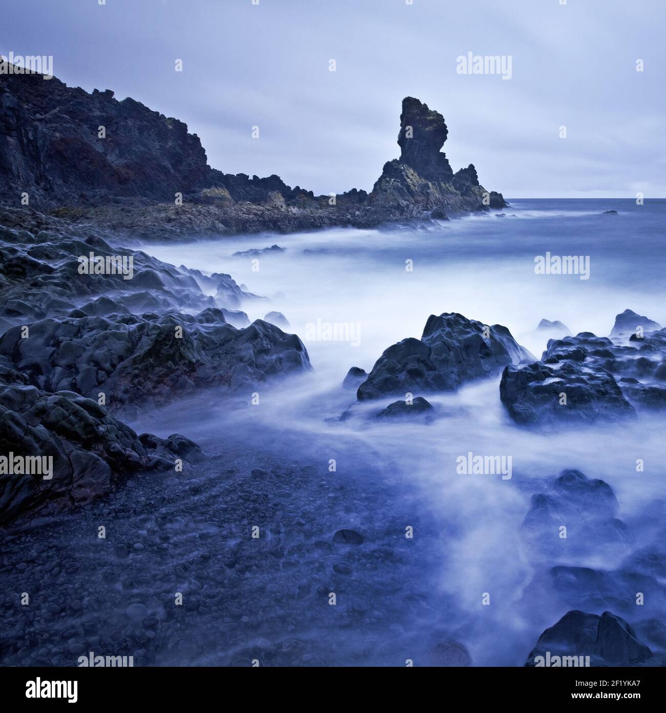 Meeresbrandung bei Djúpalónssandur in der Abenddämmerung, Langzeitbelichtung, Snæfellsnes, Westisland, Island, Europa Stockfoto