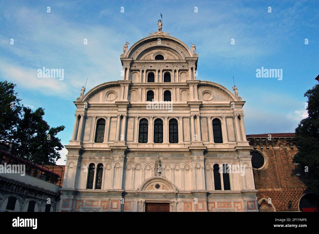 Die beeindruckende Fassade der Kirche von San Zaccaria, Venedig. Zwischen 1444 und 1515 in einer Mischung aus Gotik und Renaissance erbaut. Die Kirche ist dedi Stockfoto