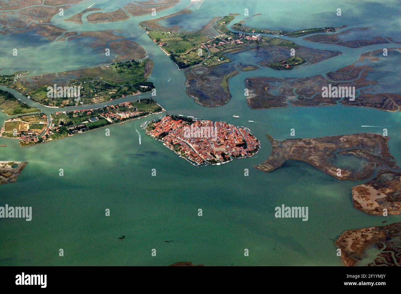 Blick aus der Luft auf die malerische Insel Burano in der Lagune von Venedig.  Die Insel ist berühmt für ihre bunten Häuser. Die Insel zum im  Stockfotografie - Alamy