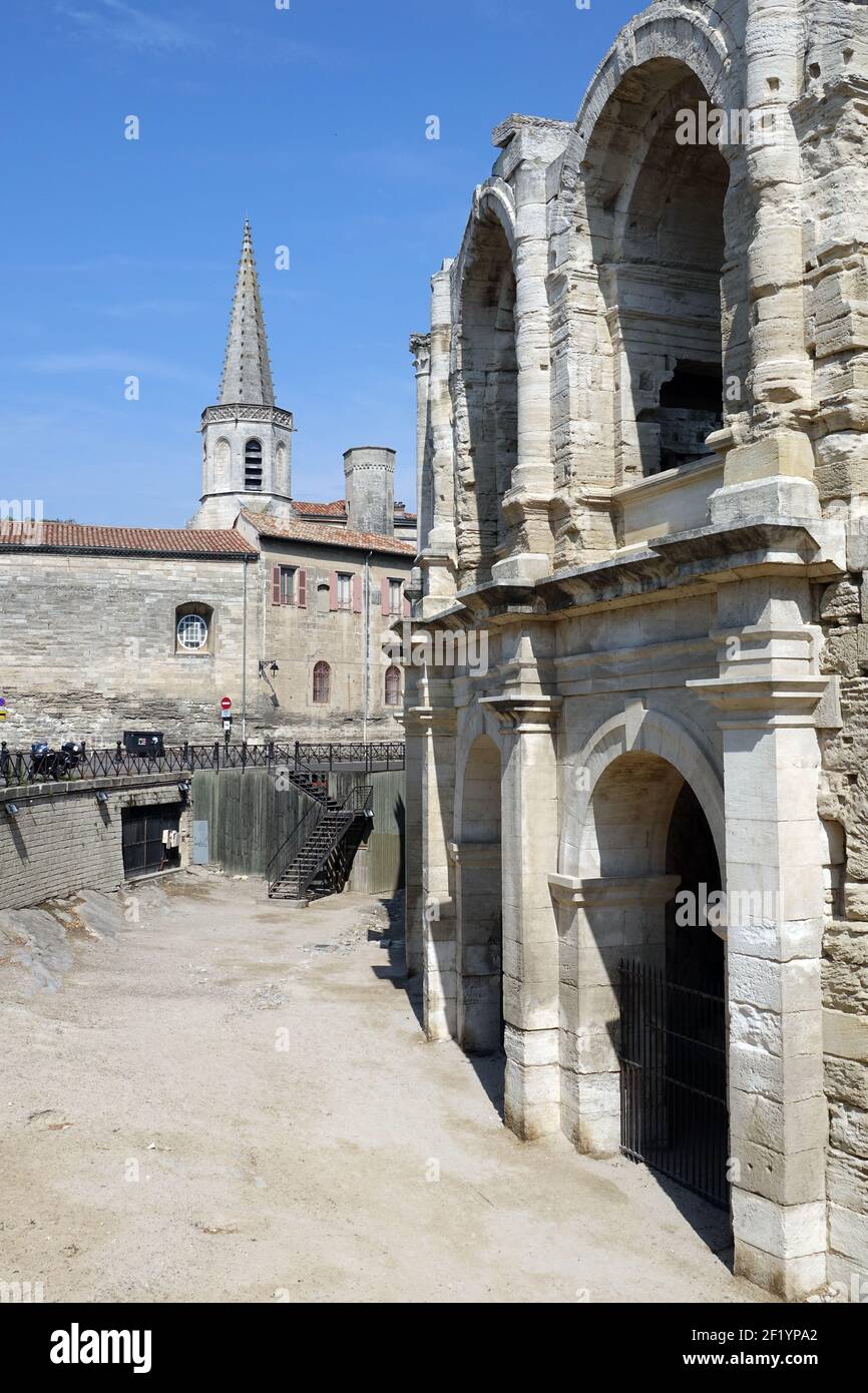 Arena und Kirche in Arles Stockfoto