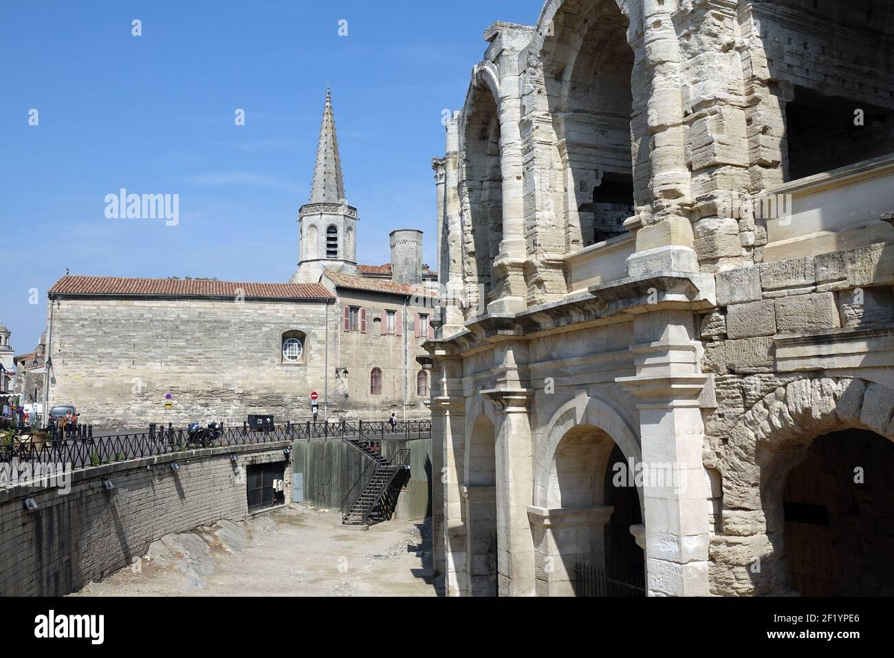 Arena und Kirche in Arles Stockfoto