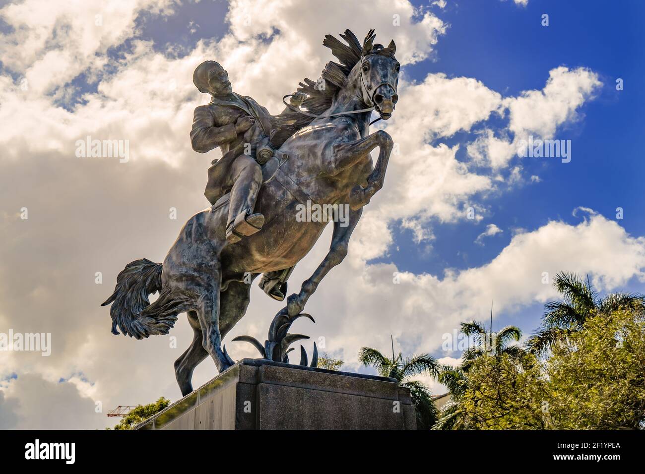 Havanna Kuba. 25. November 2020: Blick auf die Statue von Jose Marti auf seinem Pferd, auf der Plaza 13 de Marzo Stockfoto