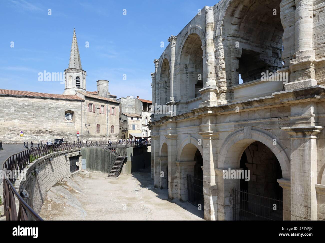 Arena und Kirche in Arles Stockfoto