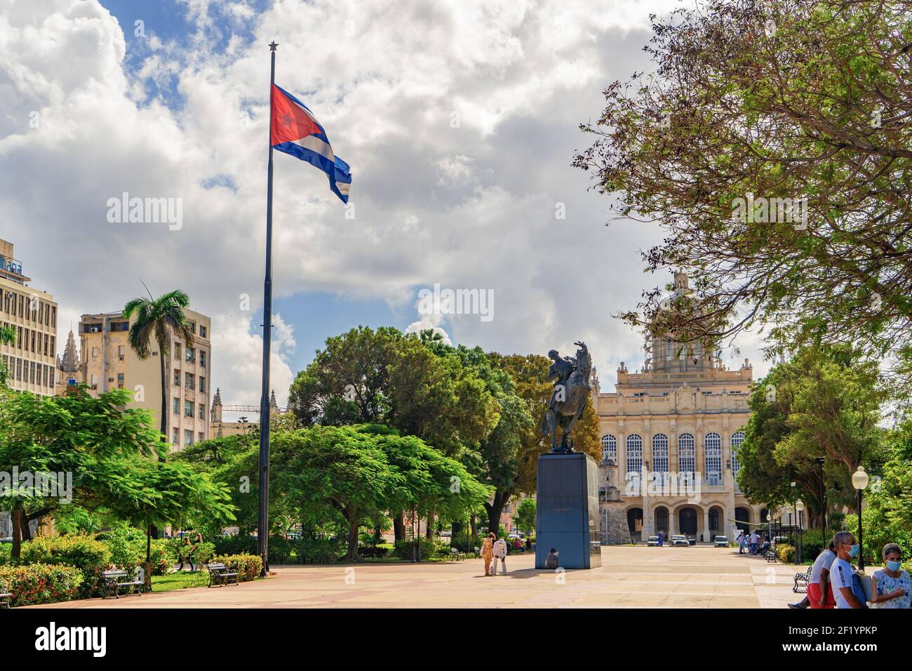 Havanna Kuba. 25. November 2020: Blick auf die Plaza 13 de Marzo mit der kubanischen Flagge, die auf einer Stange winkt, und der Statue von Jose Marti, der auf seinem Pferd reitet Stockfoto