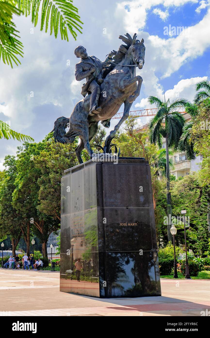 Havanna Kuba. 25. November 2020: Blick auf die Statue von Jose Marti auf seinem Pferd, auf der Plaza 13 de Marzo Stockfoto