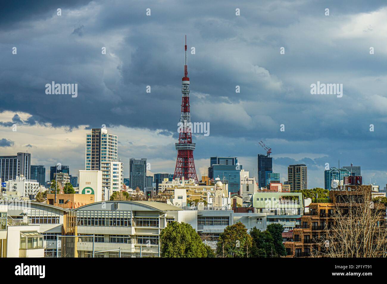 Der Himmel und die Skyline von Roppongi sind bewölkt Stockfoto