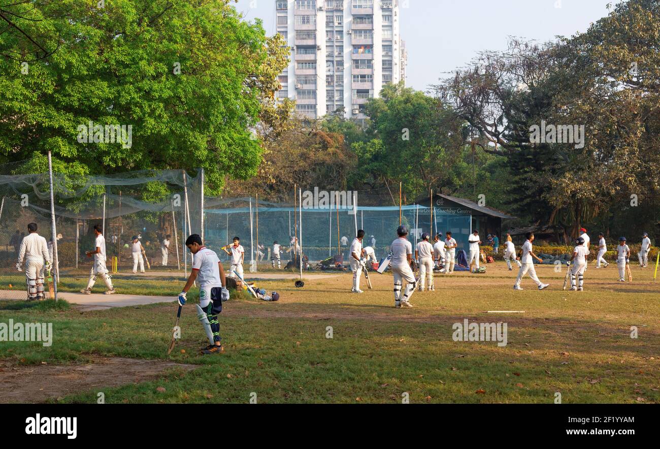 Junge Jungen in weißer Uniform in Cricket Sport Training in einem Stadtpark in Kalkutta, Indien engagiert Stockfoto