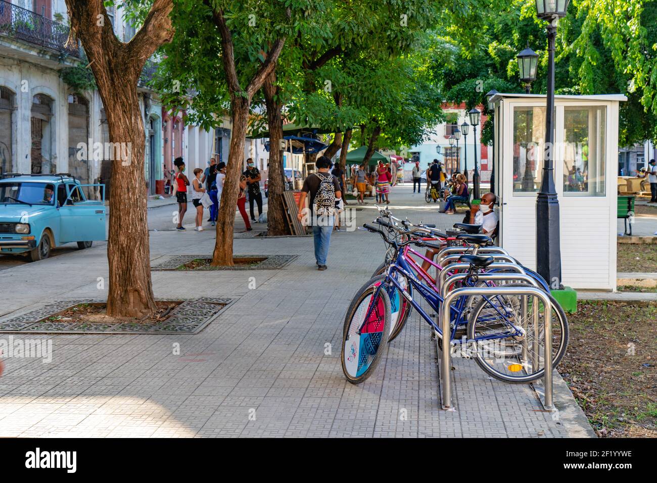 Havanna Kuba. 25. November 2020: Fahrradverleih für Touristen in der Altstadt von Havanna. Fahrräder auf einem Bürgersteig geparkt Stockfoto