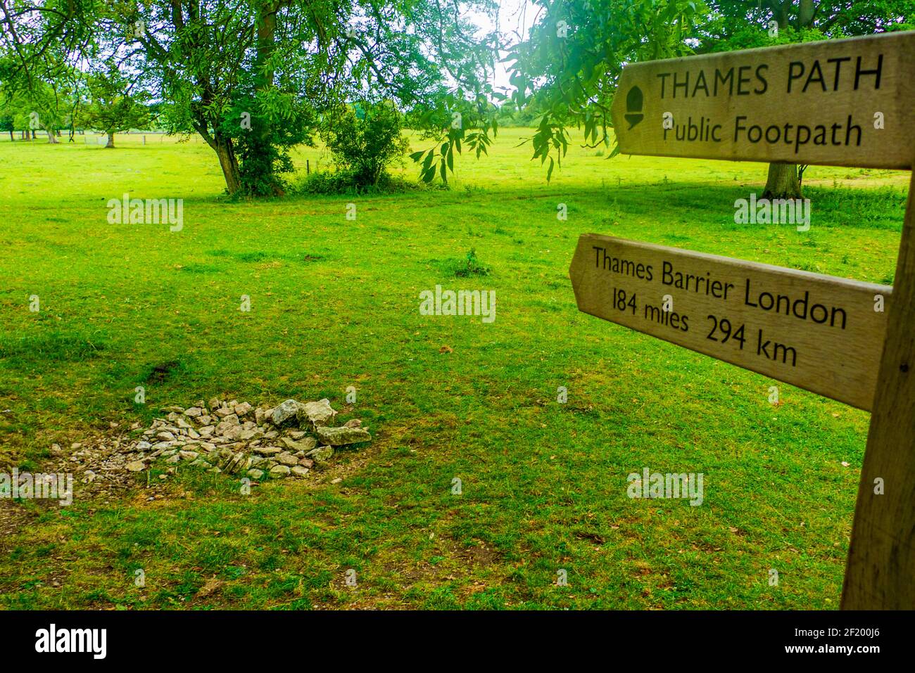 Themse: Diese Steingruppe bei Trewsbury Mead (auch bekannt als Thames Head) markiert die offizielle Quelle der Themse. Stockfoto