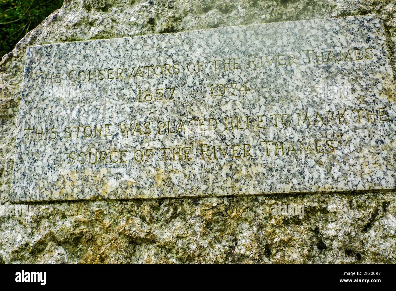 Themse: Auf dieser Marmorplatte steht: "The Conservators of the River Thames 1857-1974. Dieser Stein wurde hier platziert, um die Quelle des Flusses Thame zu markieren Stockfoto