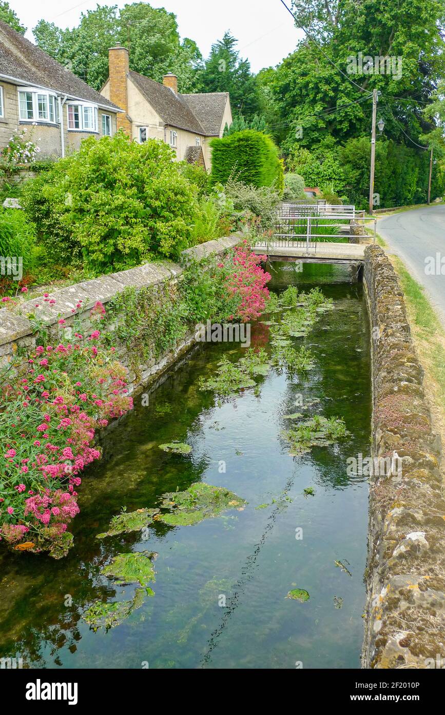 Themse: Ashton Keynes ist bekannt als "das Dorf der 20 Brücken" für seine Brücken über der jungen Themse. Stockfoto