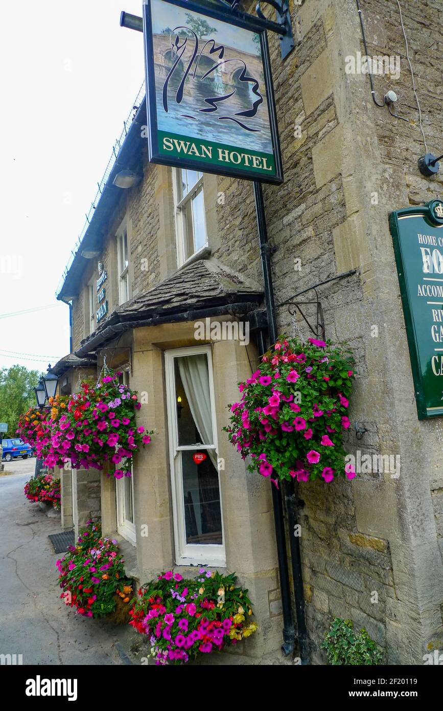 Themse: Das Swan Hotel in Radcot liegt an der Themse. Stockfoto