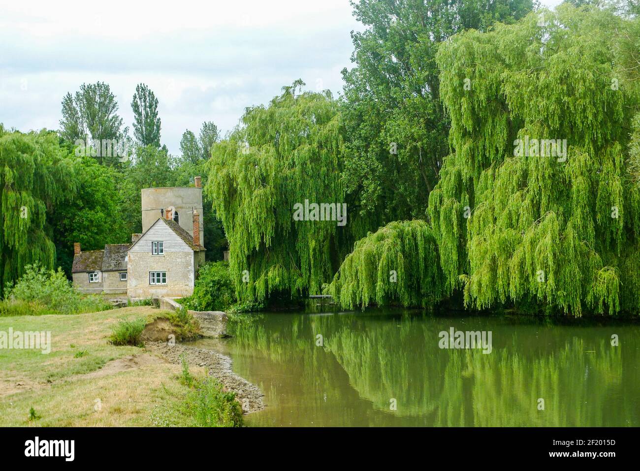Themse: Das Round House in Inglesham markiert den Punkt, an dem der Thames & Severn Canal einst die Themse betrat. Stockfoto