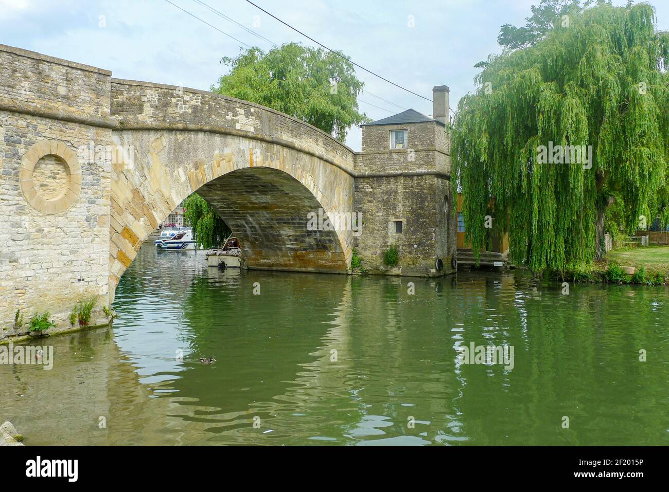 Themse: Ha'Penny Bridge und die Mautstation in Lechlade. Die Brücke ist benannt nach der halben Penny Gebühr einmal berechnet, um die Brücke zu überqueren. Stockfoto