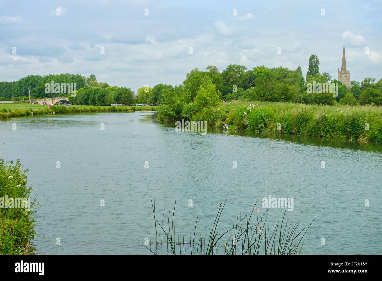 Themse: Flussabwärts von Lechlade, dem Kopf des schiffbaren Flusses, wird die Themse zu einem echten Fluss. Auf der linken Seite ist Ha'Penny Brücke, auf der rechten Seite ist Stockfoto