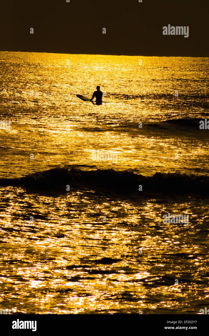 Surfer Silhouette und Dämmerung der Kamakura Küste Stockfoto