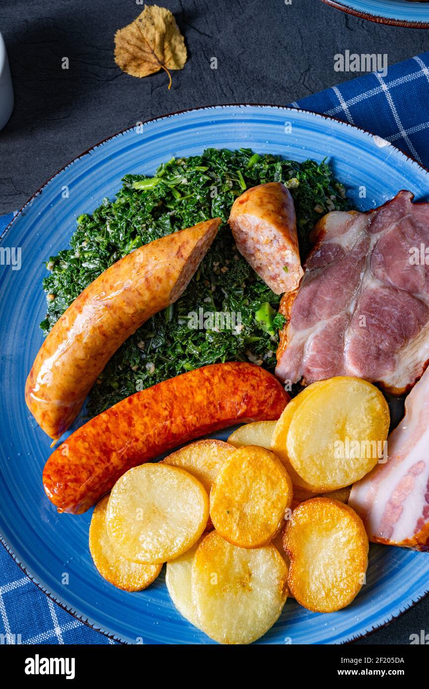 Köstlicher oldenburger Grünkohl mit Pinkelwurst Stockfoto