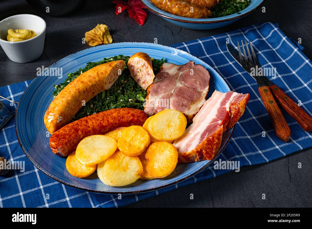 Köstlicher oldenburger Grünkohl mit Pinkelwurst Stockfoto