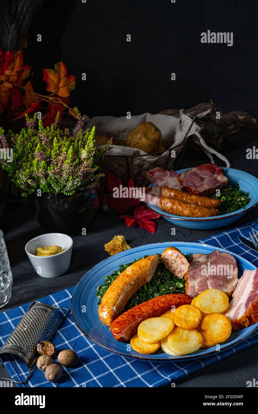 Köstlicher oldenburger Grünkohl mit Pinkelwurst Stockfoto