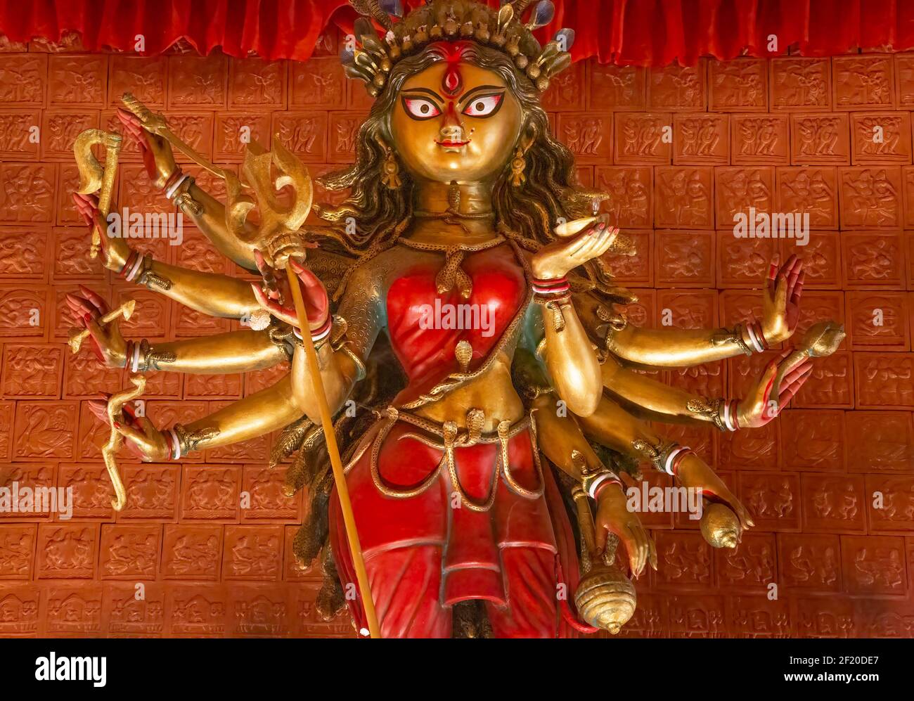 Traditionelle Hindu Göttin Durga mit rotem Zinnober auf sie aufgetragen Stirn Stockfoto