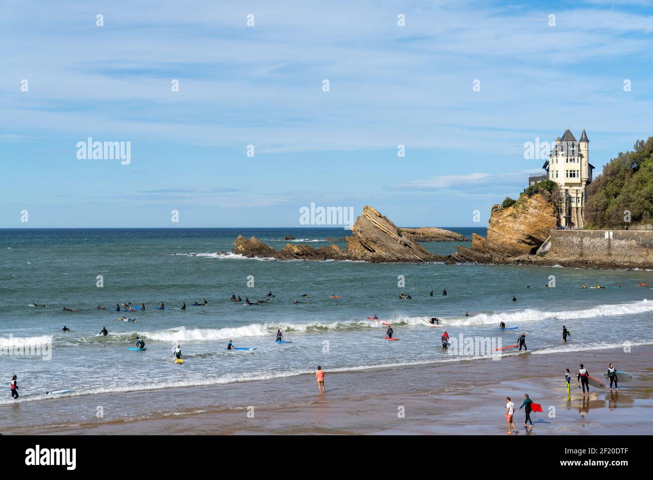 Viele Surfer am Plage de la Cote Basque Beach In Biarritz Stockfoto