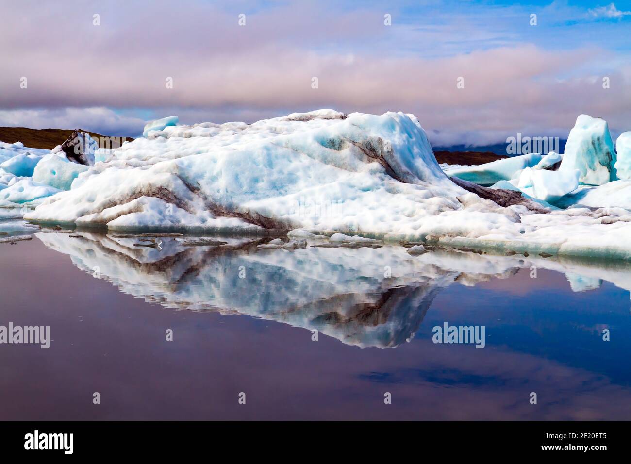 Weiße und Blaue Eisberge Stockfoto