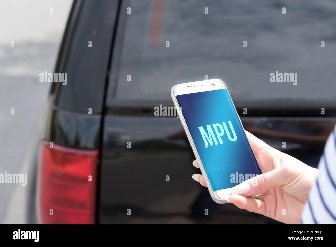 Ein Auto, Smartphone und medizinisch-psychologischer Untersuchungstest Stockfoto